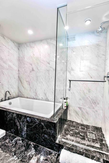 Victoria'S Best Location 2 Bedroom Luxe Condo 外观 照片