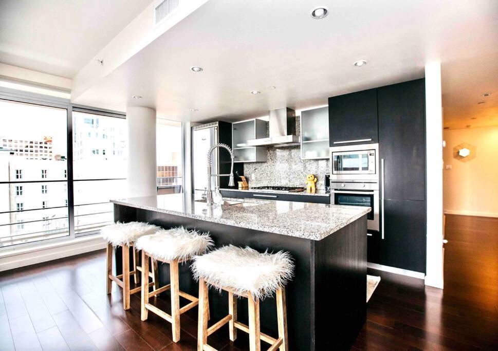 Victoria'S Best Location 2 Bedroom Luxe Condo 外观 照片