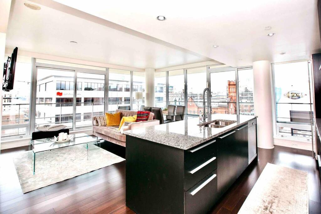 Victoria'S Best Location 2 Bedroom Luxe Condo 外观 照片