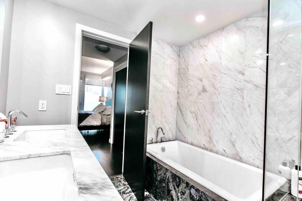 Victoria'S Best Location 2 Bedroom Luxe Condo 外观 照片