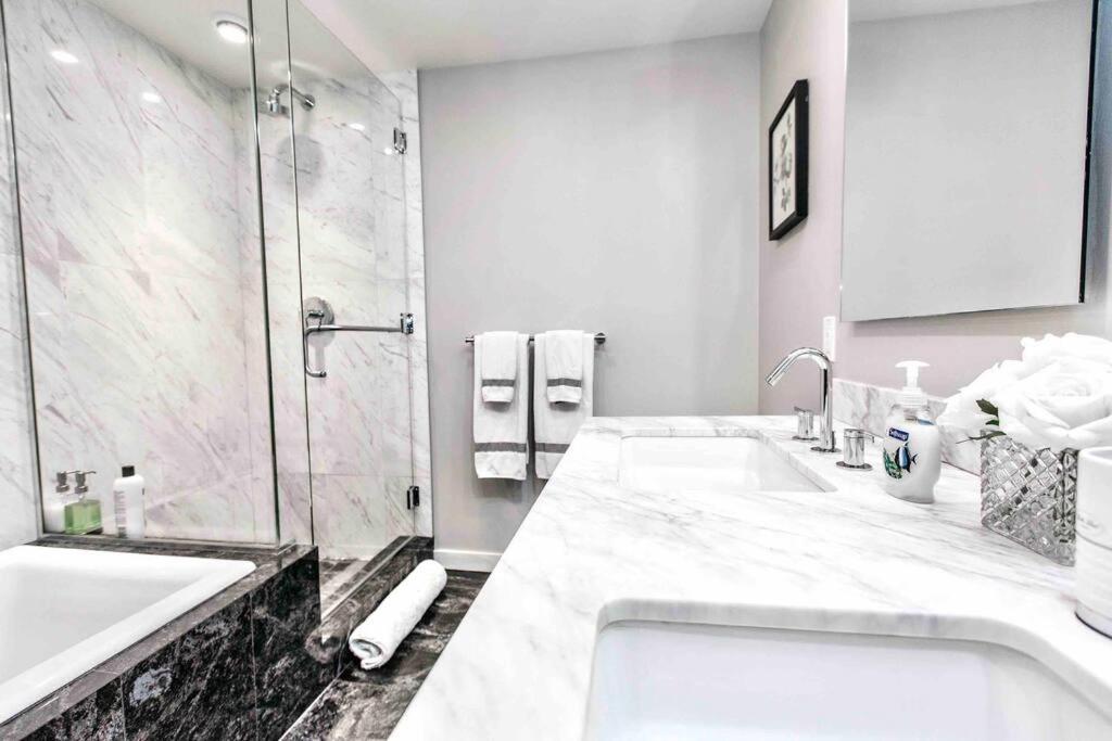 Victoria'S Best Location 2 Bedroom Luxe Condo 外观 照片