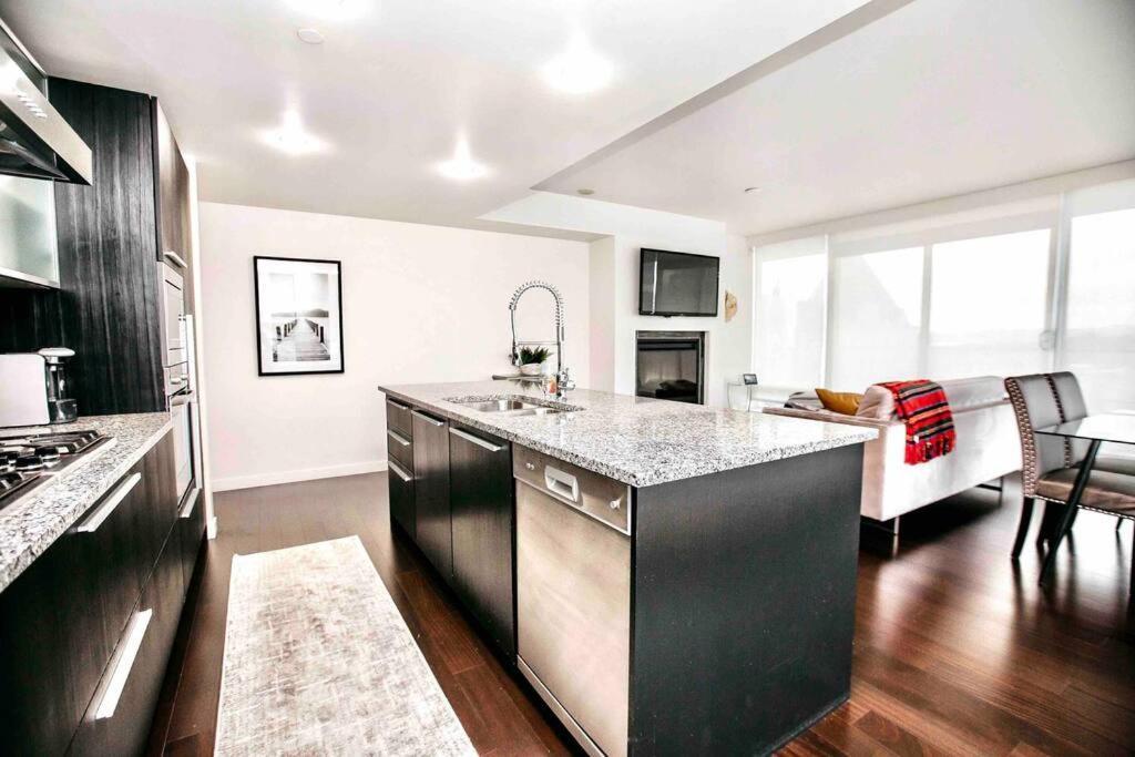 Victoria'S Best Location 2 Bedroom Luxe Condo 外观 照片